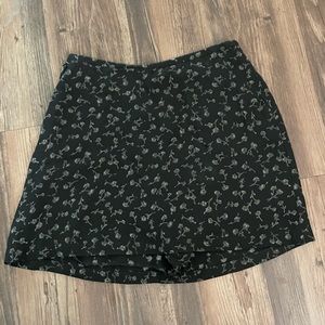Banana republic mini floral skirt. Zip up back. Fits xs/s